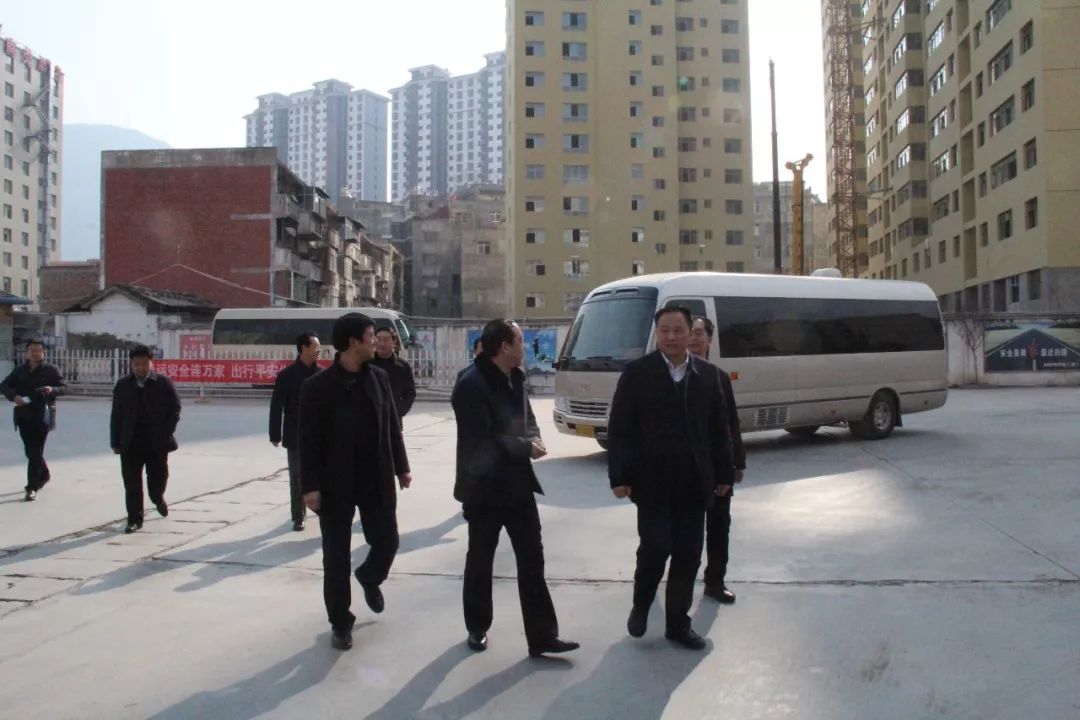 隴南市委常委、常務(wù)副市長張慶宏、副市長徐世林、市人大副主任陳榮等一行深入隴運集團(tuán)公司武都汽車站開展春節(jié)前走訪慰問活動