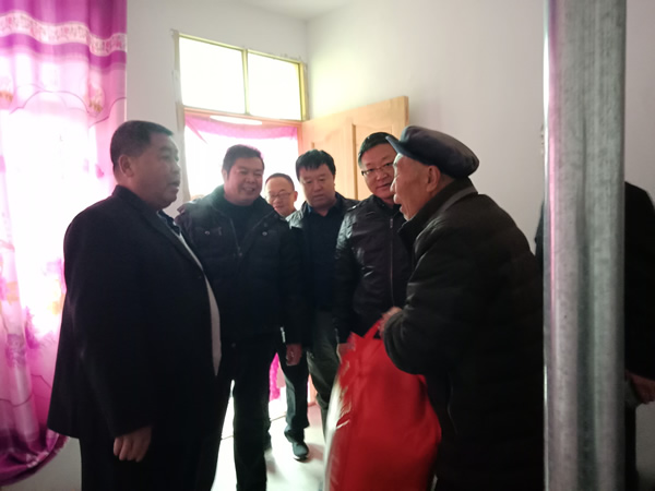 隴運(yùn)集團(tuán)公司開展“解難題、辦實(shí)事、送溫暖”主題黨日活動(dòng)