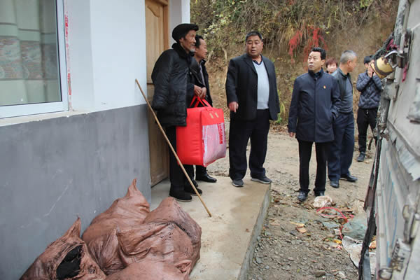 隴運(yùn)集團(tuán)公司開展“解難題、辦實(shí)事、送溫暖”主題黨日活動(dòng)