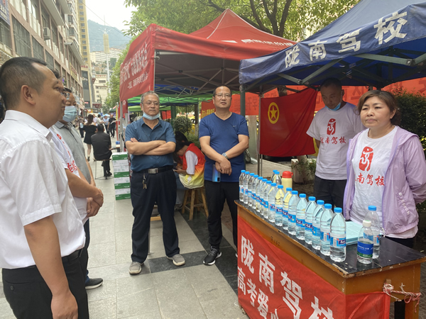 “愛心送考、奉獻(xiàn)社會”---隴運(yùn)集團(tuán)在行動